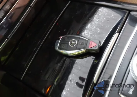 2010 Mercedes-Benz E 550 4Matic z USA, uszkodzony, nr VIN WDDHF9AB8AA234474